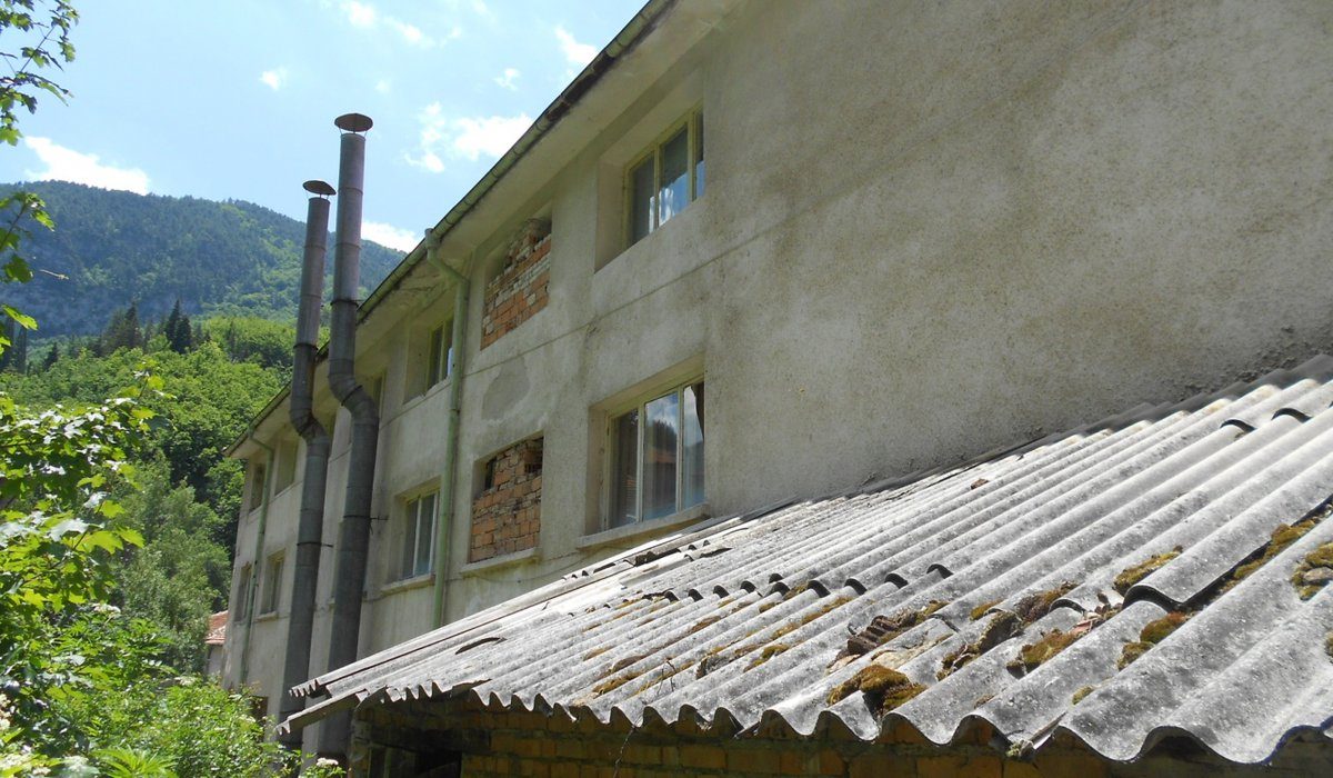 Продажба на почивен дом „Здравец“ в село Нареченски бани, об