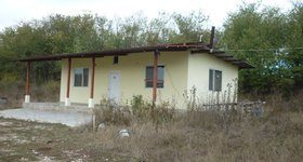 Поземлен имот, сграда и оранжерии в община Харманли, с.Пресл