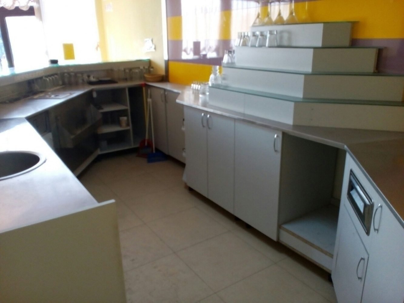 Търговски комплекс – ресторант, кафене, магазини и офиси в с