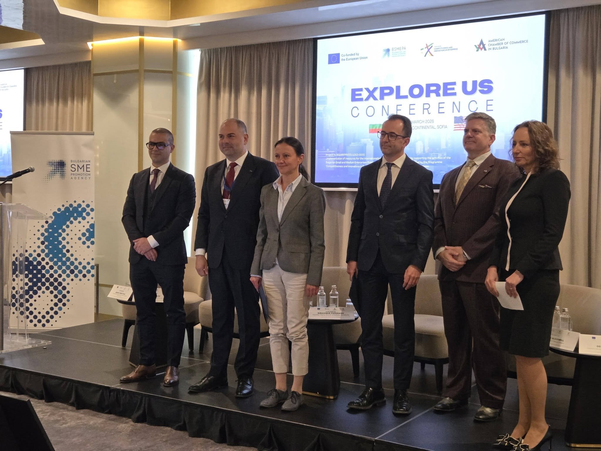 Участници в панел по време на ExporeUs