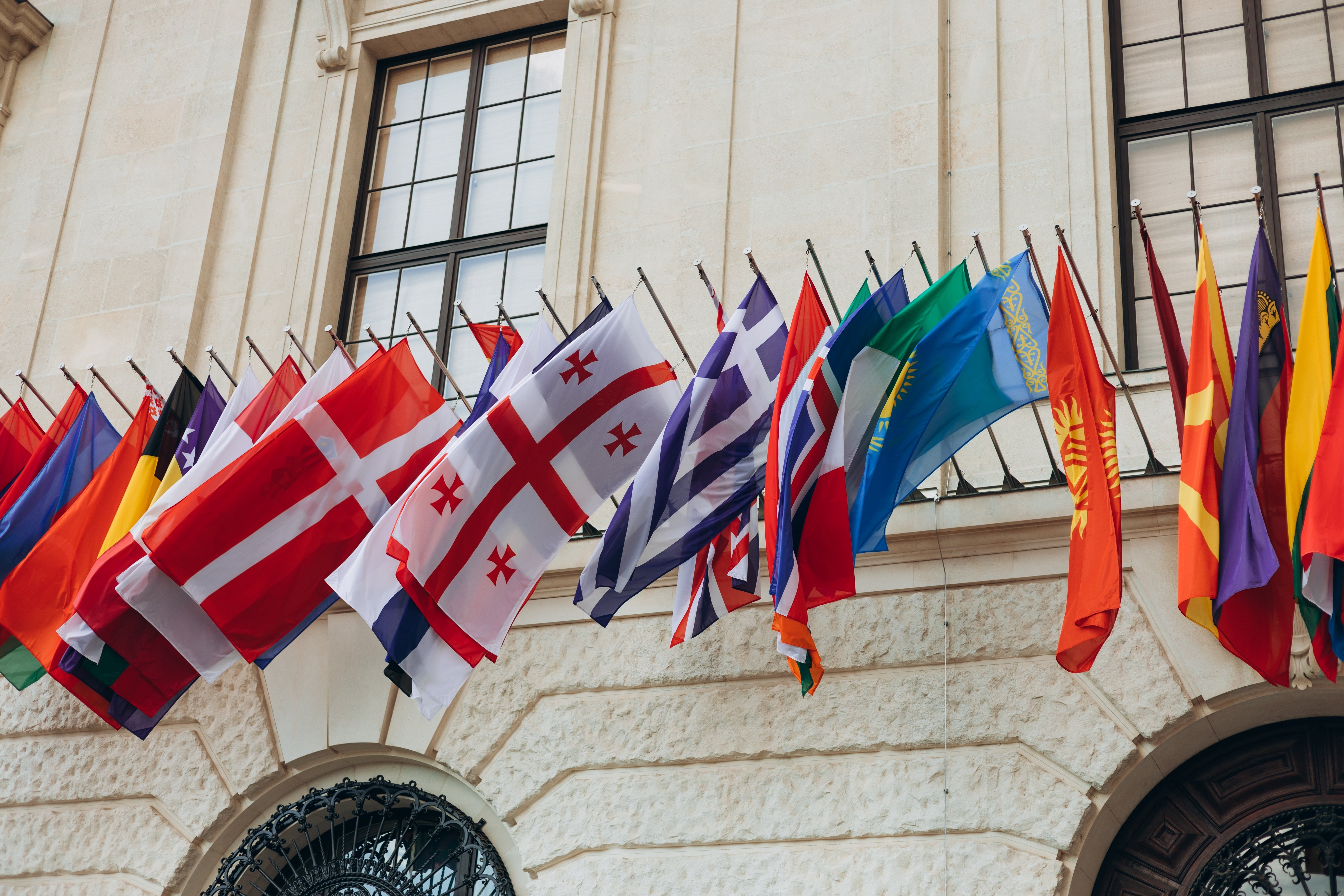 знамена пред офиса на ОИСР