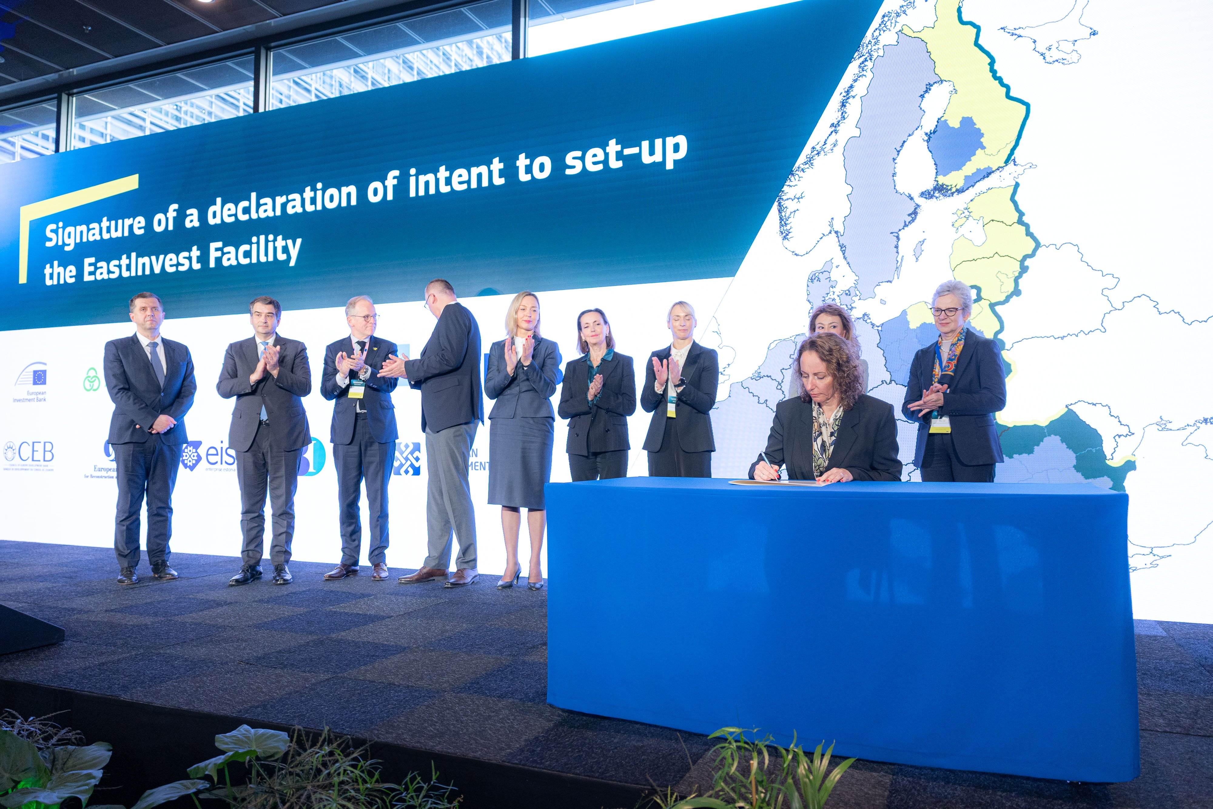 Деляна Иванова подписва споразумението EastInvest