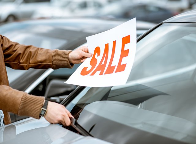 превозно средство с надпис "Sale"