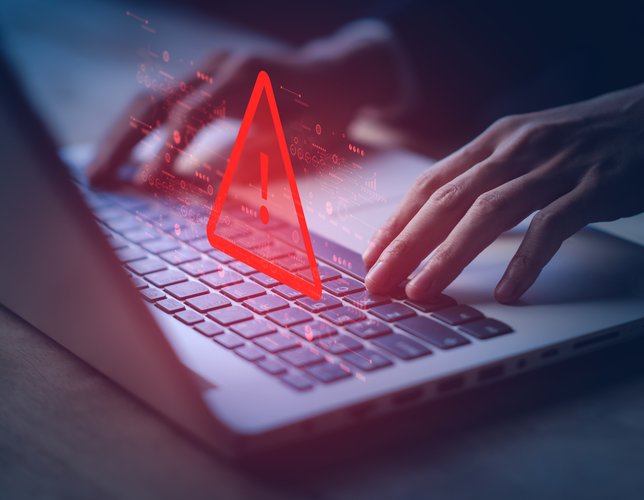 лаптоп с червена удивителна