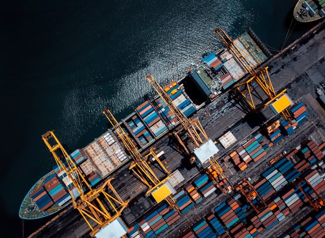 Товарен кораб, сниман отгоре