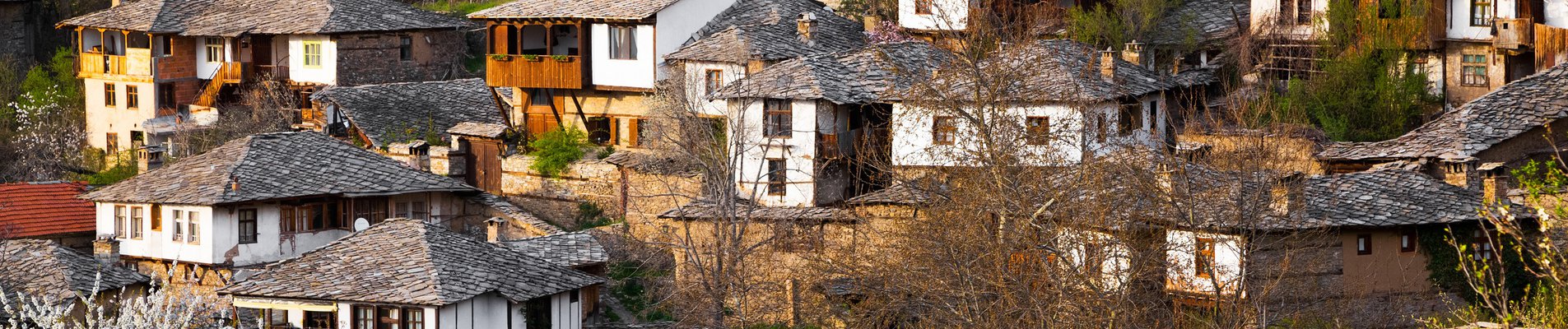 Гледка към традиционни къщи от село Лещен